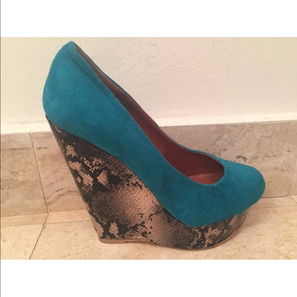 NEW TURQUOISE SUEDE WEDGES W/ SNAKESKIN PRINT SZ 6
